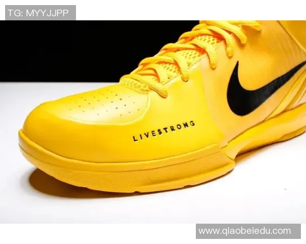 后背纹身展现足球明星个性魅力与运动精神的完美结合